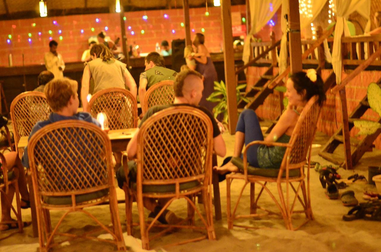 Sea Bird Beach Cafe & Cottages Morjim Esterno foto