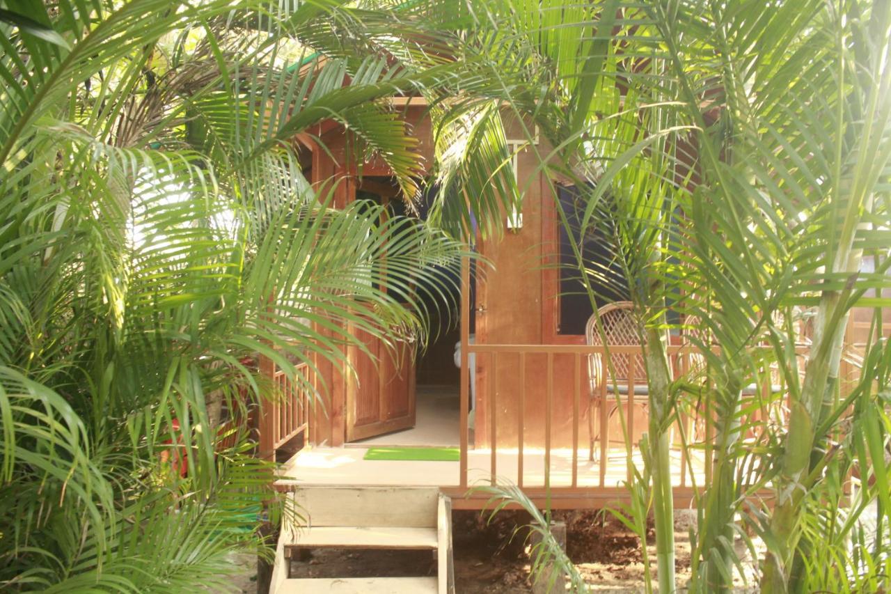 Sea Bird Beach Cafe & Cottages Morjim Esterno foto