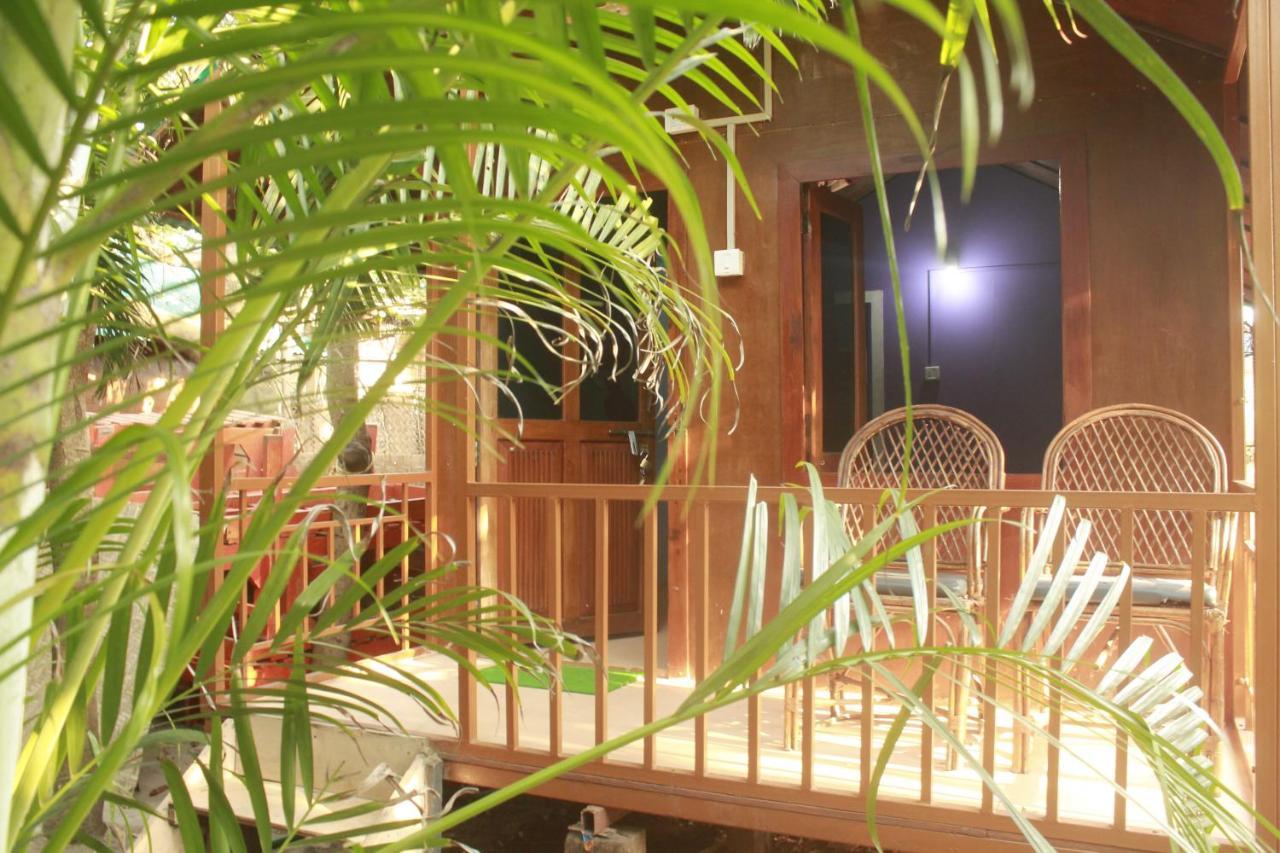 Sea Bird Beach Cafe & Cottages Morjim Esterno foto