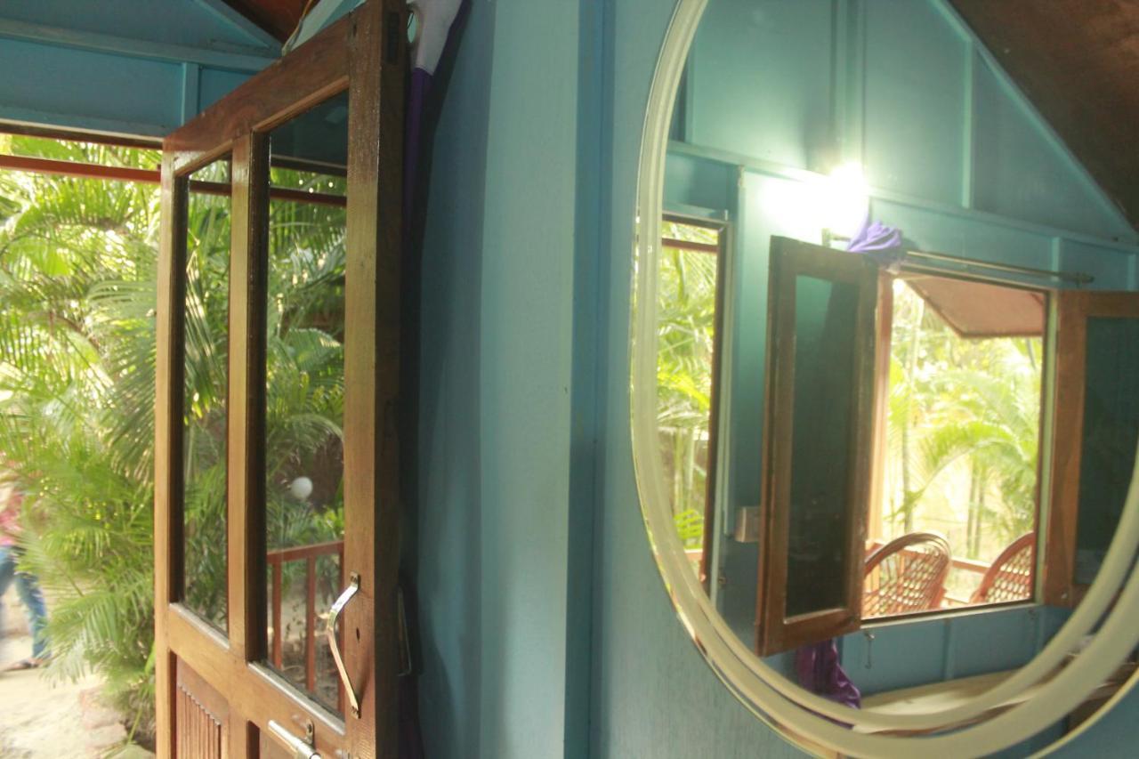 Sea Bird Beach Cafe & Cottages Morjim Esterno foto