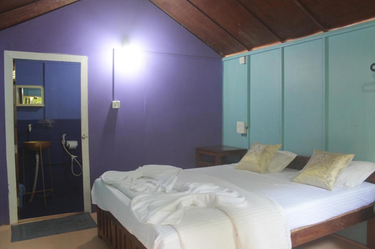 Sea Bird Beach Cafe & Cottages Morjim Esterno foto