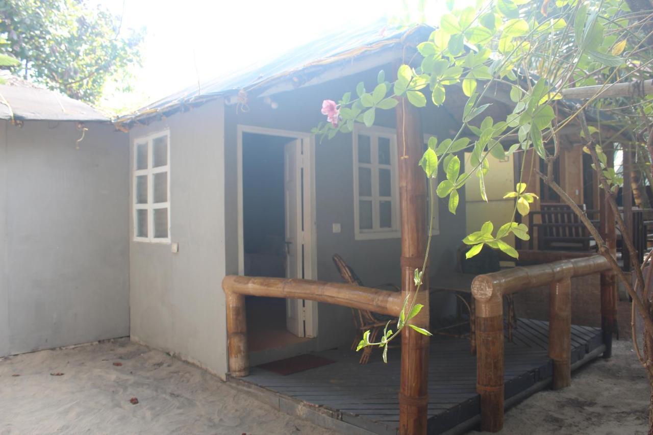 Sea Bird Beach Cafe & Cottages Morjim Esterno foto