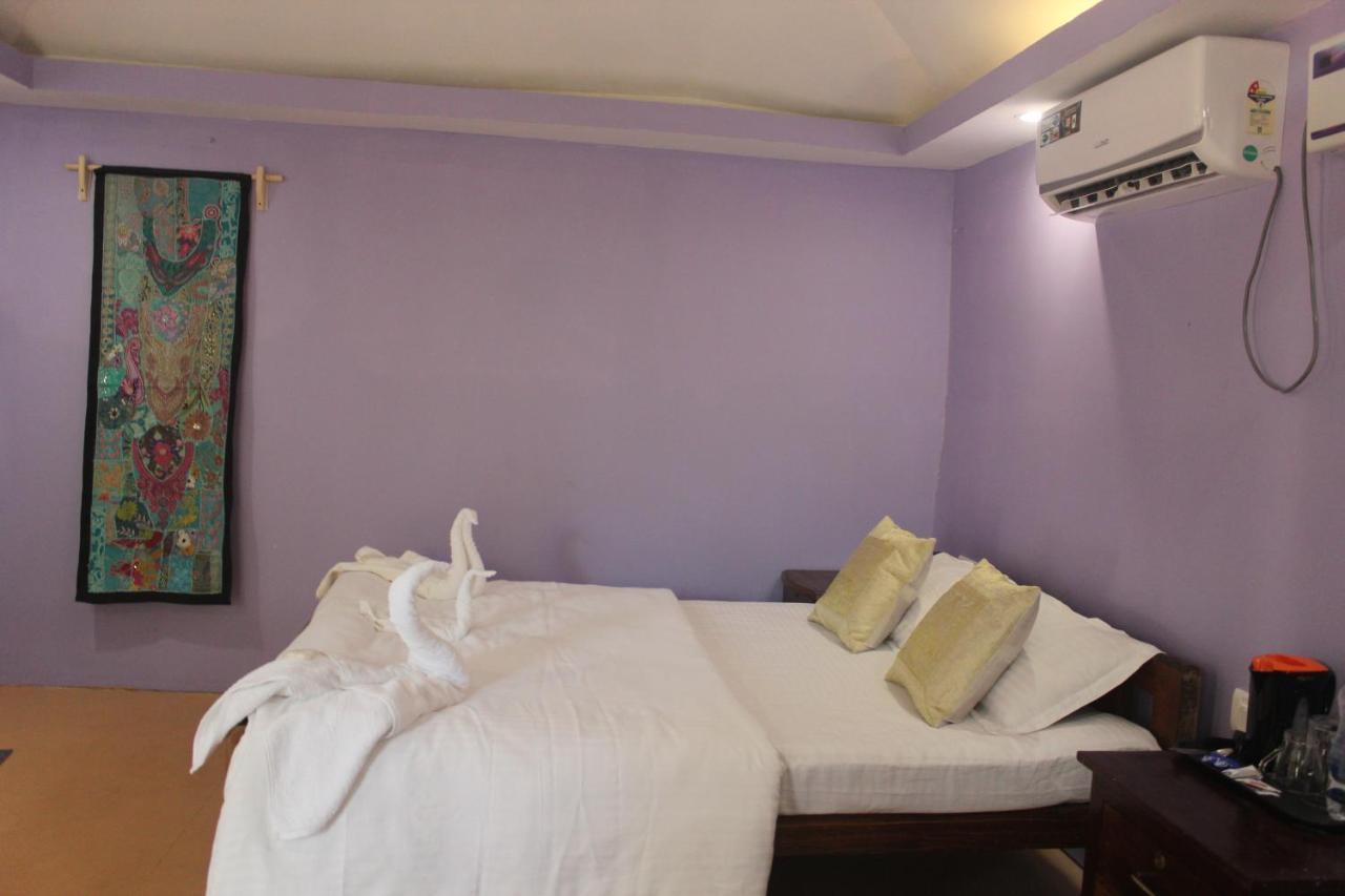 Sea Bird Beach Cafe & Cottages Morjim Esterno foto