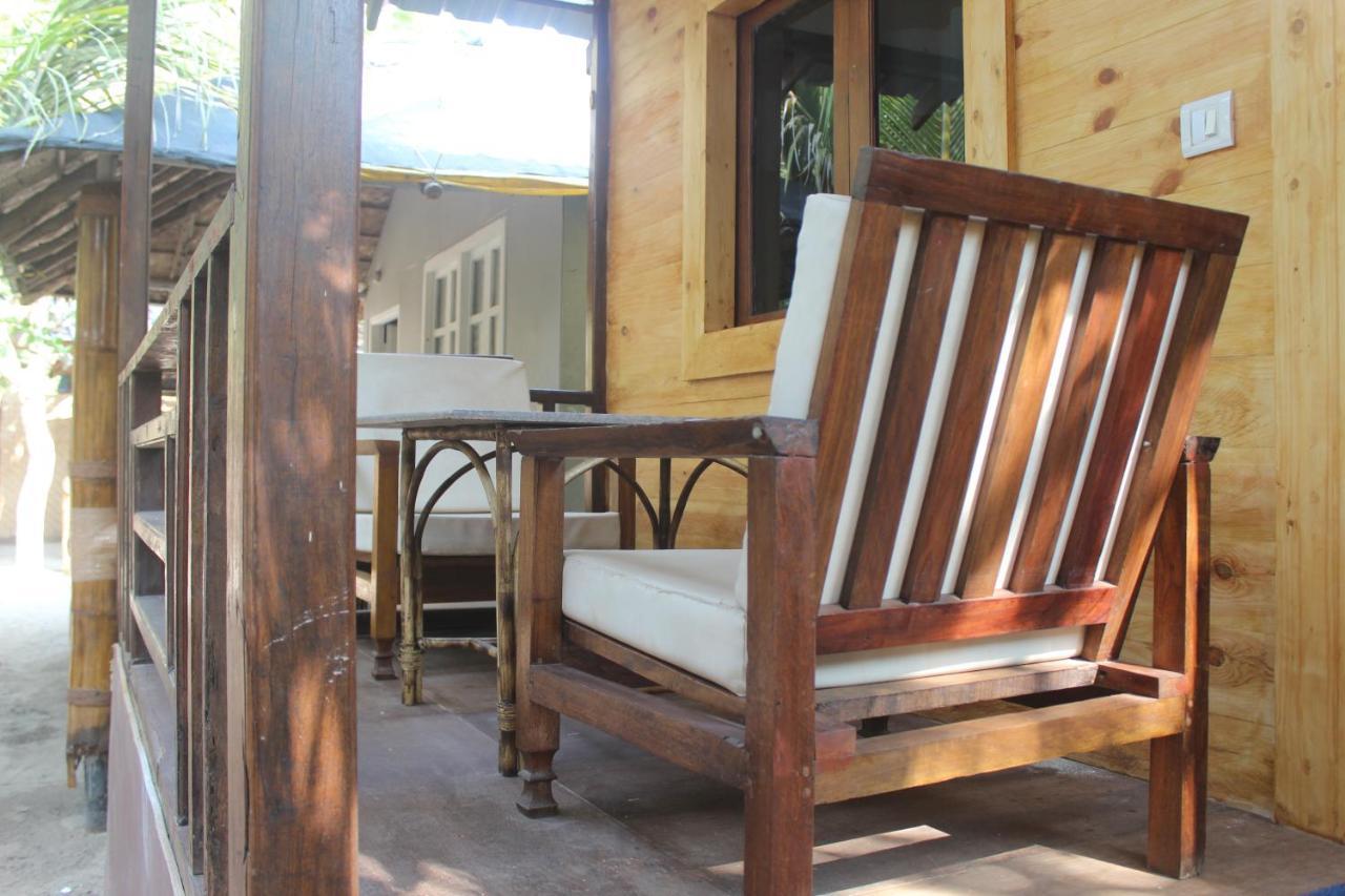 Sea Bird Beach Cafe & Cottages Morjim Esterno foto
