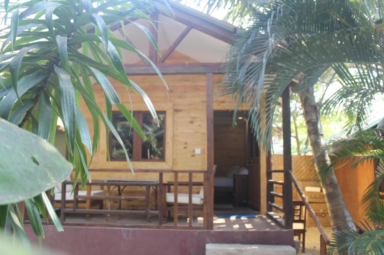 Sea Bird Beach Cafe & Cottages Morjim Esterno foto