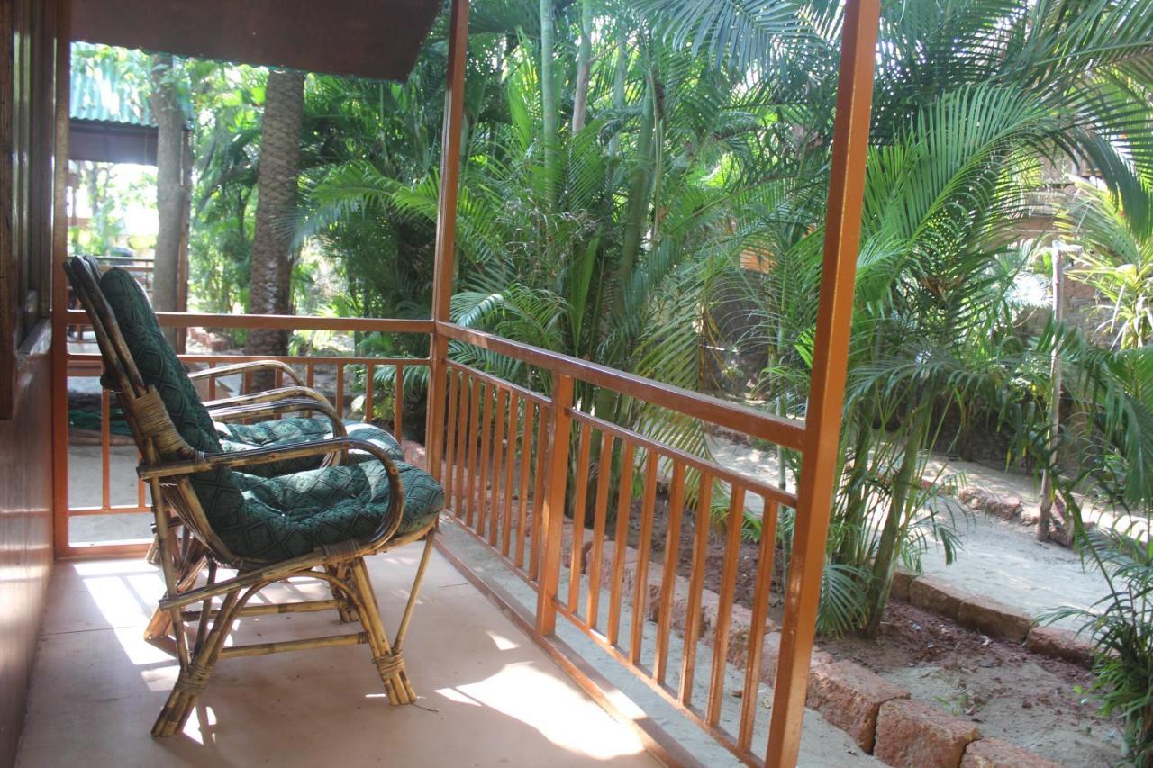 Sea Bird Beach Cafe & Cottages Morjim Esterno foto