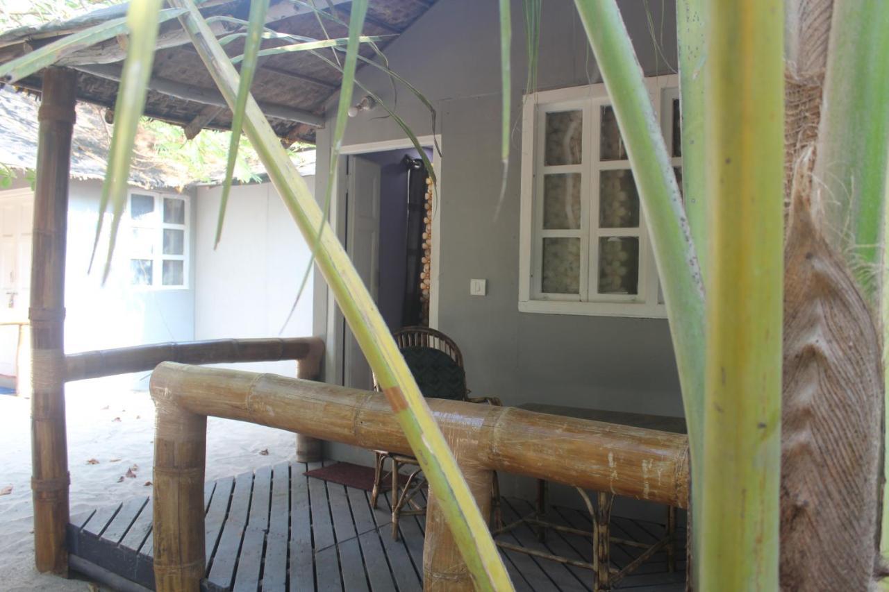 Sea Bird Beach Cafe & Cottages Morjim Esterno foto