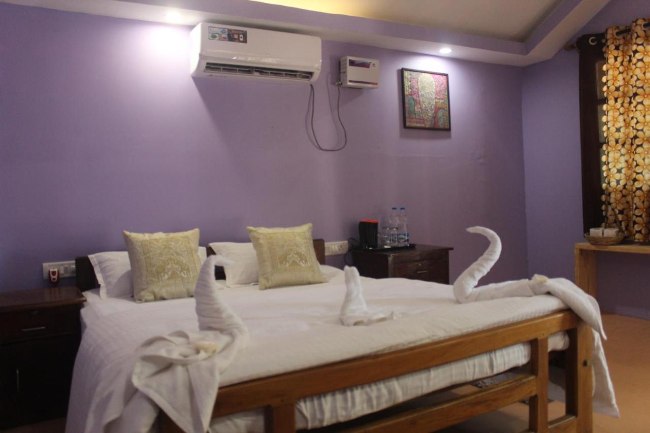 Sea Bird Beach Cafe & Cottages Morjim Esterno foto