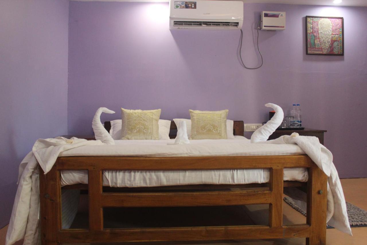 Sea Bird Beach Cafe & Cottages Morjim Esterno foto
