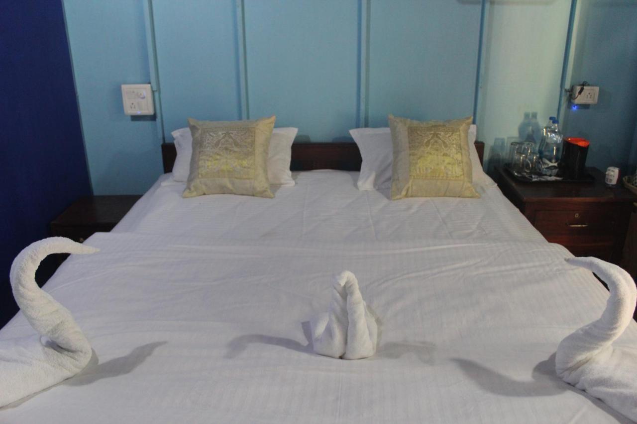 Sea Bird Beach Cafe & Cottages Morjim Esterno foto