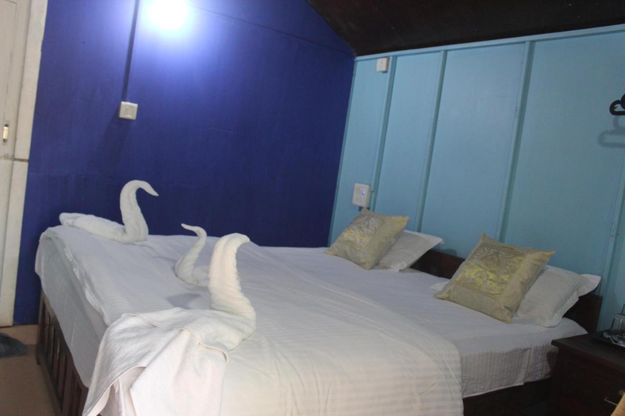 Sea Bird Beach Cafe & Cottages Morjim Esterno foto